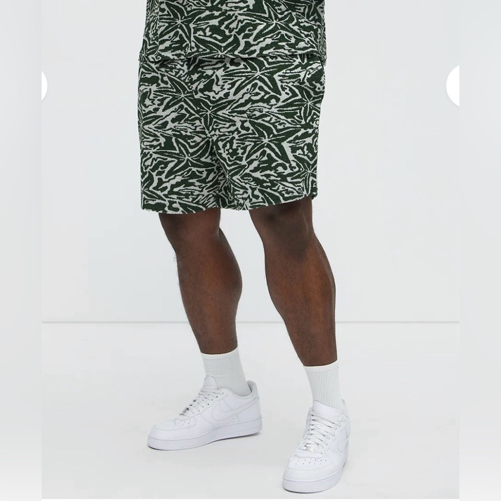 Green and White Patterned Shorts XXL